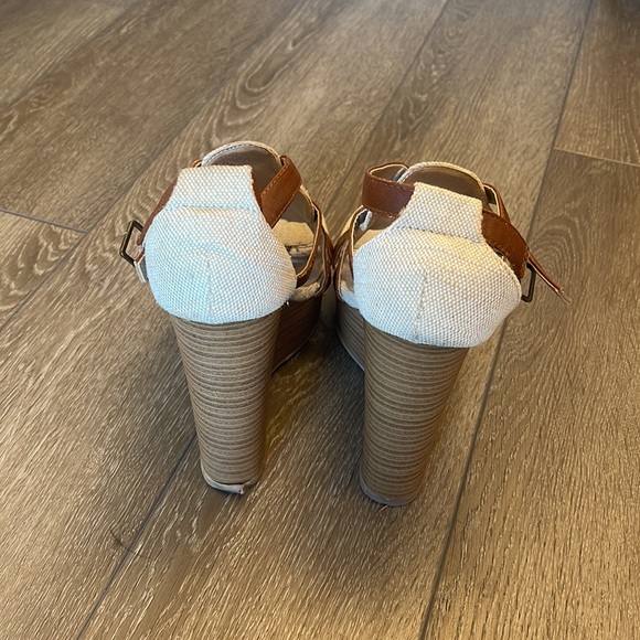 Size 8 woman’s heels 👠 - Picture 3 of 5